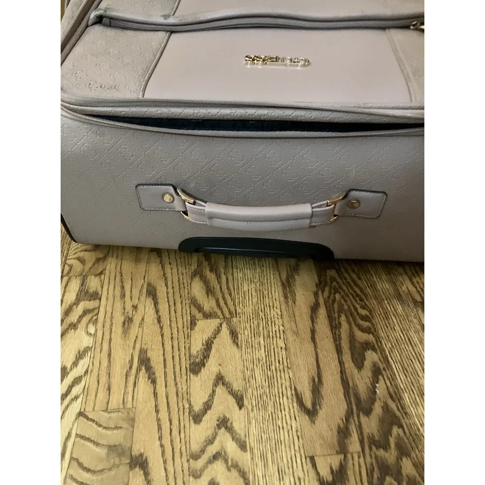 GUESS Nanette Rolling LrgSuitcase Rose Color Metallic Logo Print Travel Luggage